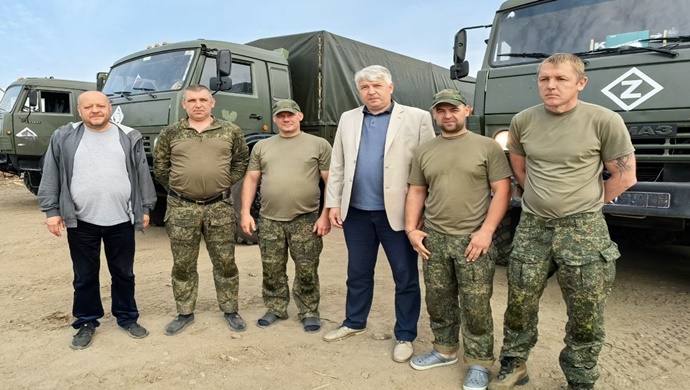 İnşaat malzemeleri, arabalar, ilaçlar, mektuplar: Birleşik Rusya cephedeki askerlere yardım ediyor