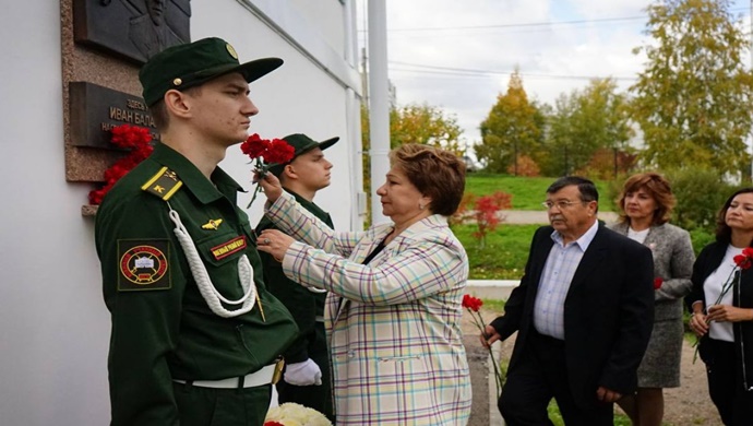 Birleşik Rusya, SVO katılımcılarından birinin anısına İrkutsk’ta bir anıt plaketinin açılışını yaptı.