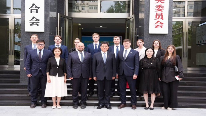 Birleşik Rusya Genç Muhafızları Başkanı Anton Demidov ve Çin Komünist Gençlik Birliği Merkez Komitesi Birinci Sekreteri A Dong, gençlik işbirliğinin geliştirilmesini görüştüler.