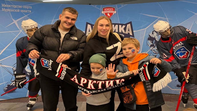 Murmansk’ta Birleşik Rusya, SVO katılımcılarının aileleri için bir hokey maçı düzenledi.