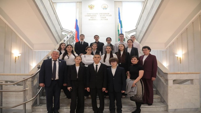 «Единая Россия» организовала для школьников экскурсию в Госсобрание Башкортостана
