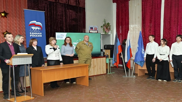 Birleşik Rusya, İkinci Dünya Savaşı’na katılan savaş muhabirlerinin anısına Donetsk Halk Cumhuriyeti’nde bir Kahramanlar Masası açtı