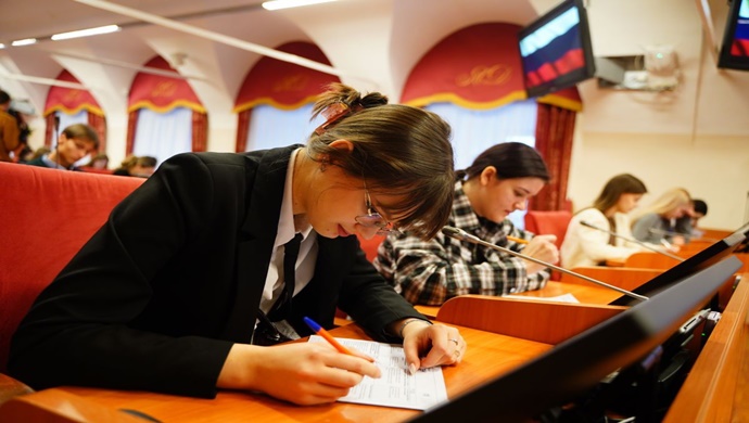 Вручение первых паспортов и партбилетов, викторины, дебаты: «Единая Россия» провела в регионах торжественные мероприятия ко Дню Конституции