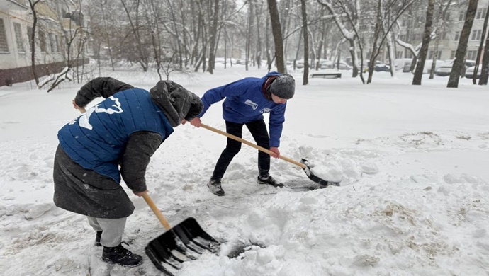 В Москве активисты «Единой России» помогают городским службам справляться с последствиями снегопада