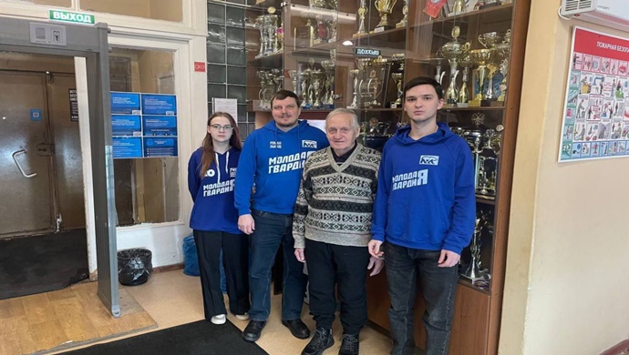 В Нижнем Новгороде активисты «Молодой Гвардии Единой России» устроили встречу с заслуженным тренером по конькобежному спорту