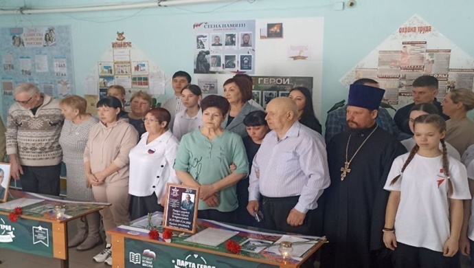 «Единая Россия» установила Парты Героя в Суровикинском районе Волгоградской области