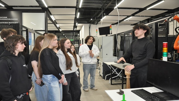 Birleşik Rusya, Kazan’daki okul çocuklarına endüstriyel meslekler hakkında bilgi verdi