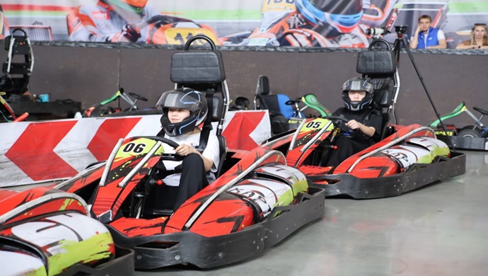 Luhansk’ta, Birleşik Rusya’nın desteğiyle, SVO katılımcılarının çocukları için açık bir karting eğitim seansı düzenlendi