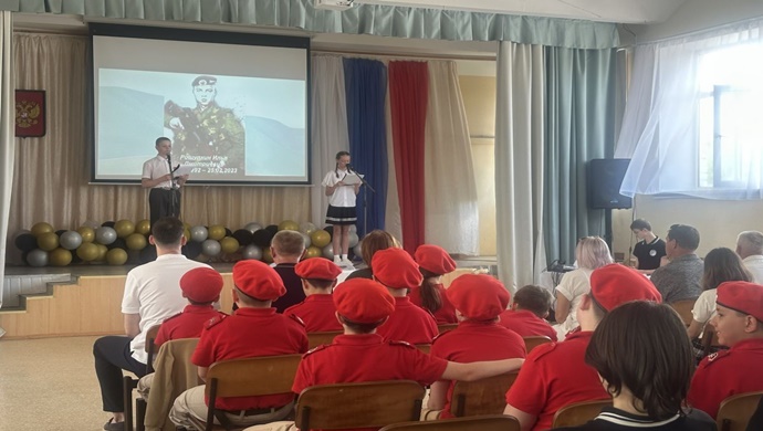 Volgograd Bölgesi’ndeki Volzhsky’de, Birleşik Rusya, SVO gönüllüsü onuruna bir Kahramanlar Masası açtı