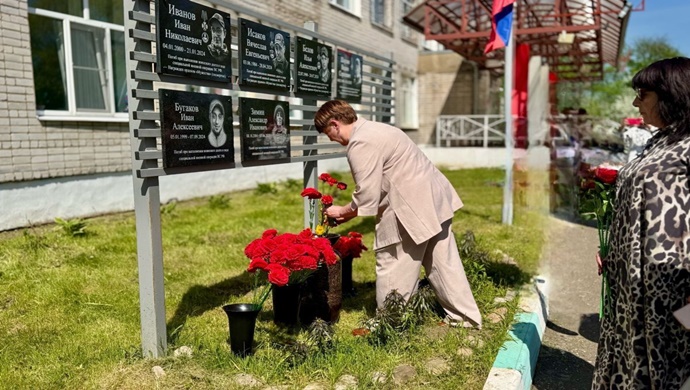Birleşik Rusya’nın girişimiyle, Yaroslavl bölgesindeki Dyudkovo köyünde şehit düşen SVO askerleri anısına anıt plaketleri açıldı