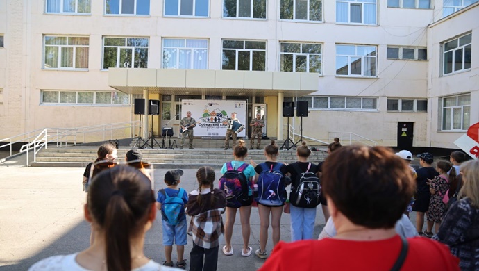 Birleşik Rusya’nın yeni Halk Programı’na ilişkin öneriler, Luhansk’taki bir avlu festivalinde sunuldu