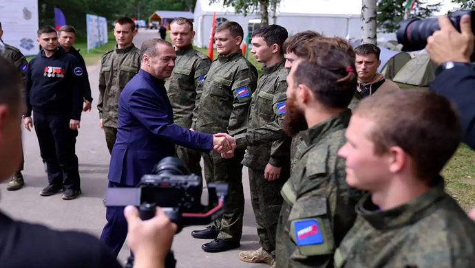 Dmitry Medvedev, Birleşik Rusya Genç Muhafızları ve Gönüllü Bölüğü’nden gönüllüleri cephe hatlarına kadar eşlik etti